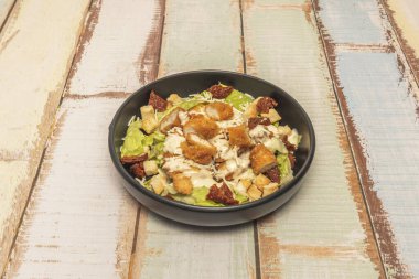 Mısır, fasulye, taze kişniş ve limon soslu doğranmış tavuk salatası.