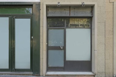 Çağdaş ticari cephe çerçevesiz cam ile sonsuz bir pencere etkisi yaratıyor.