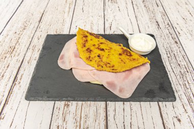 Geleneksel tatlı cachapa yanında peynirli lor, bal ve kahvaltıda doğranmış ceviz.