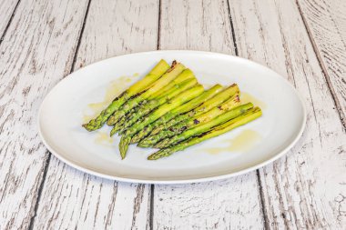 Navarrese yabani kuşkonmazlı gurme ızgara sebzeler, bebek enginarlar ve kızarmış patatesler.