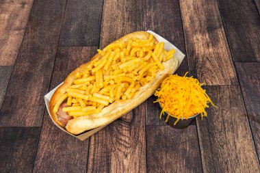  Sosisli sandviç, lahana salatası, doğranmış havuç ve yoğurt sosu.