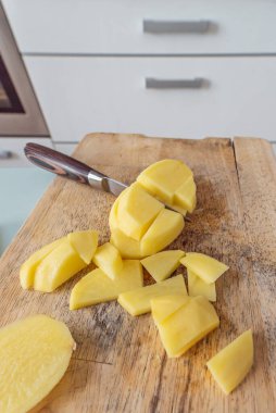 Çiğ patatesten yaşlanmış bir çam ağacının üzerinde dilimlenmeye kadar tüm dizilim.