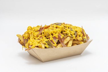 Yanında brava sosu ve aioli olan bir kasede servis edilen klasik patates kızartması.