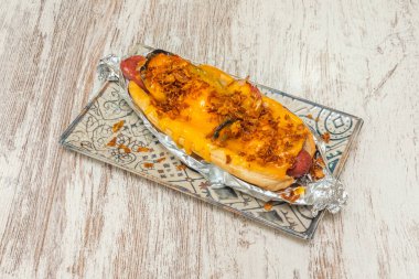  Sosisli sandviç, sosisli sandviç, kırmızı şarap karamelli soğan ve baget ekmeği.