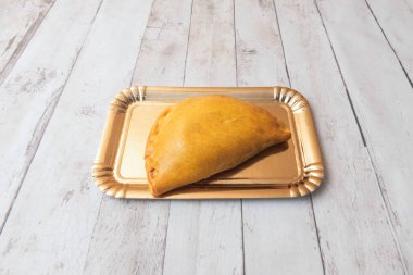 Ağır ateşte pişirilmiş mercimek ve sebzeli börek, vejetaryen hamur işi, avokado ve kişniş kremalı.