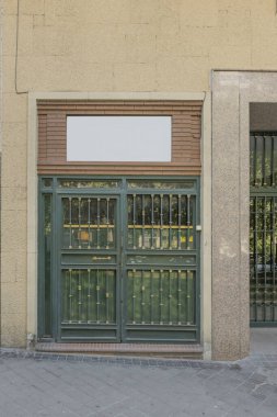 Tasarımcı pivot kapısı ve üst tavan penceresi olan dar çatı katı cephesi kaldırımdan gelen doğal ışıkla dolup taşıyor.