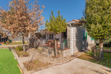 Japon çimenli minimalist teras, iroko ahşap döşeme ve gece atmosferi için aydınlatılmış ışıklandırma.