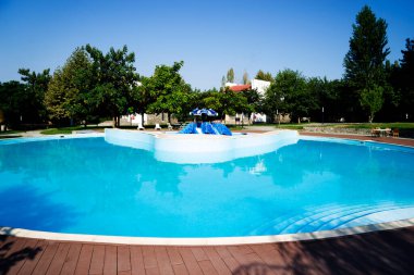 Gündüzleri çocuklar için su parkı.