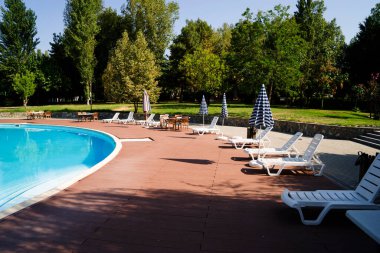 Gündüzleri çocuklar için su parkı.