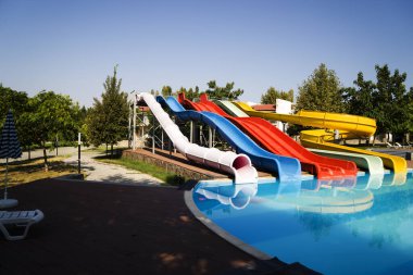 Gündüzleri çocuklar için su parkı.