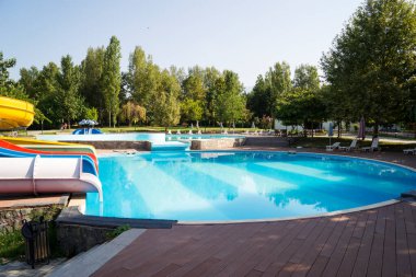 Gündüzleri çocuklar için su parkı.