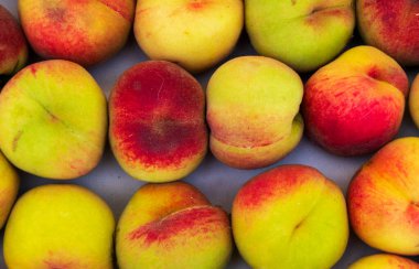 Sulu ve olgun şeftaliler kutuda, pazarda satılmaya hazır. Yakın çekim.