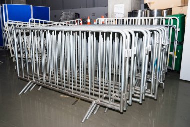 Metal çit. Bölünme Stadyumundaki metal parmaklıkların bir parçası.