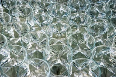 Boş temiz bardaklar masada. Tabakları servis için hazırlıyorum..