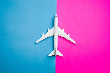 Turist bayrağı, yaz tatili tasarımı, tatil konsepti, turizm: mavi gökyüzünde uçan beyaz uçak, parlak kırmızı zemin, yerleşim, şablon, metin kopyalamak için boş alan.