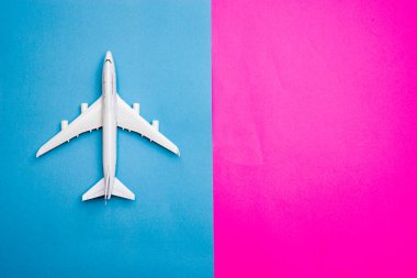 Turist bayrağı, yaz tatili tasarımı, tatil konsepti, turizm: mavi gökyüzünde uçan beyaz uçak, parlak kırmızı zemin, yerleşim, şablon, metin kopyalamak için boş alan.