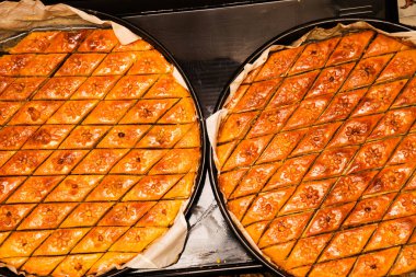 Geleneksel Doğu, Türk ve Azerbaycan baklava tatlıları masada