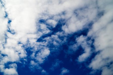 mavi, mavi gökyüzü beyaz bulutlar ile yakın çekim