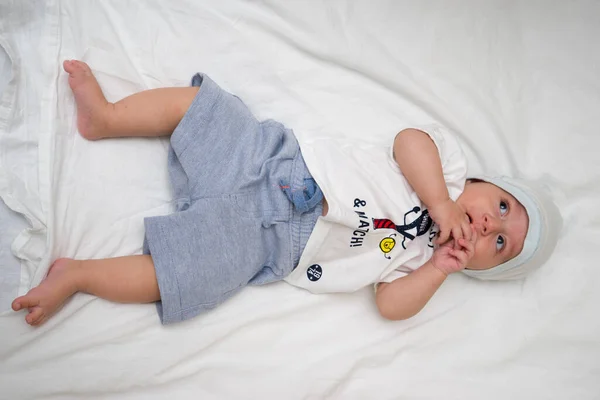 Niedliches Baby Liegt Auf Weißem Flauschigem Hintergrund — Stockfoto