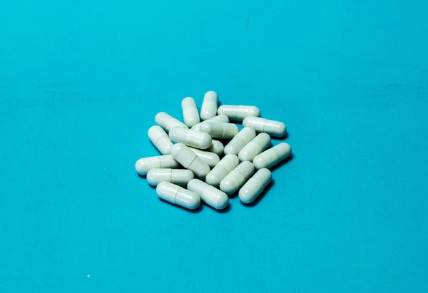 Fehér Üvegből Kiömlött Tabletták Kék Alapon Mock Speciális Ajánlatok Mint — Stock Fotó