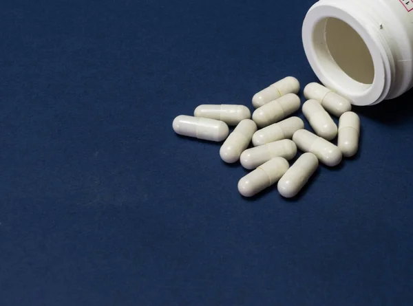 Fehér Üvegből Kiömlött Tabletták Kék Alapon Mock Speciális Ajánlatok Mint — Stock Fotó