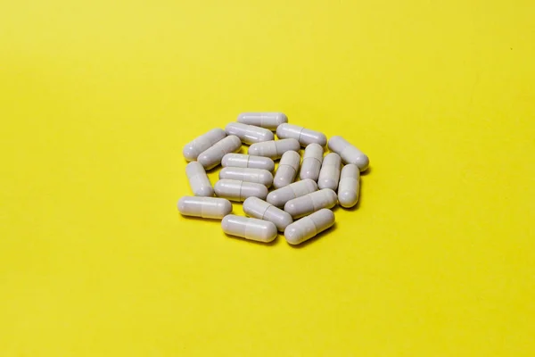 Sárga Alapon Kiömlött Tabletták Fehér Üvegből Mock Speciális Ajánlatok Mint — Stock Fotó