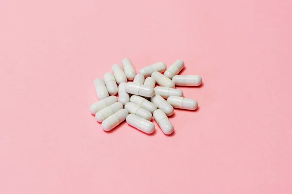 Таблетки Виливаються Білої Пляшки Рожевому Тлі Зробити Спеціальні Пропозиції Рекламу — стокове фото