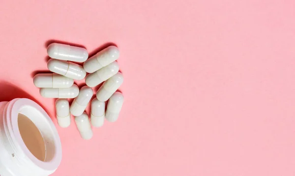 Pills Kiömlött Fehér Palack Rózsaszín Alapon Mock Speciális Ajánlatok Mint — Stock Fotó