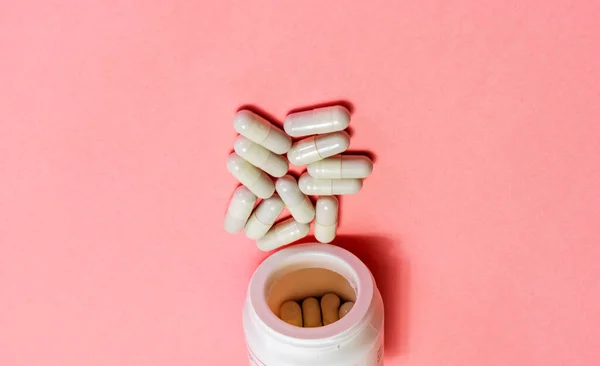 Таблетки Виливаються Білої Пляшки Рожевому Тлі Зробити Спеціальні Пропозиції Рекламу — стокове фото