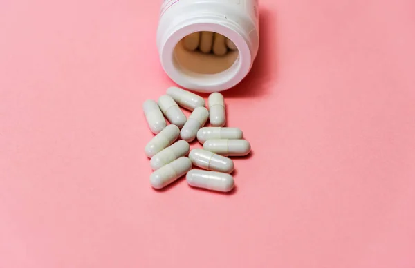 Pillole Versate Dalla Bottiglia Bianca Sfondo Rosa Fai Finta Ricevere — Foto Stock