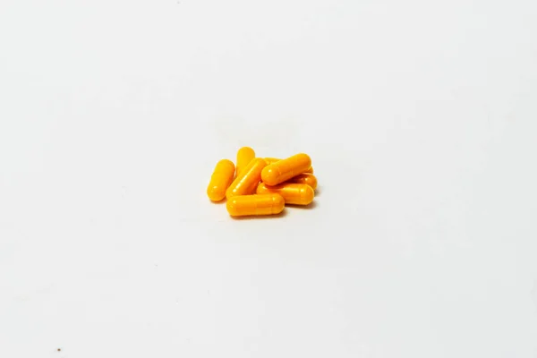 Várias Pílulas Isoladas Sobre Fundo Branco Foco Seletivo Conceito Saúde — Fotografia de Stock