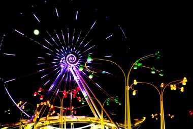 Dönme dolap ünlü Prater Tema eğlence parkı gece aydınlatma,