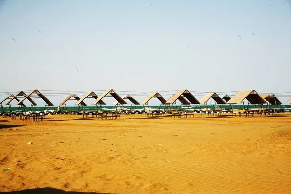 Сонячна Парасолька Красивому Пляжі Бірюзовою Водою — стокове фото