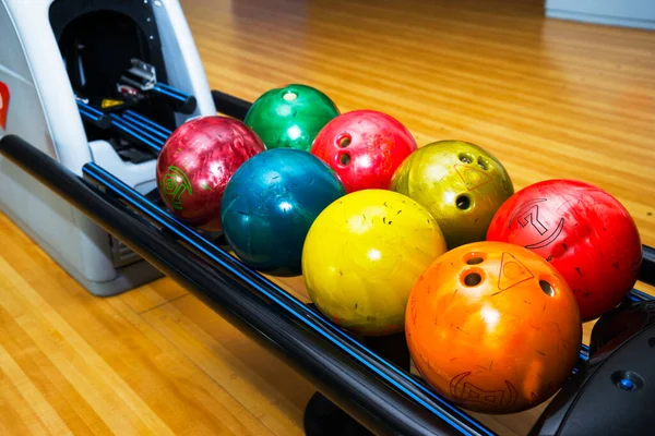 Stand Avec Des Boules Bowling Colorées Dans Club Pas Personnes Images De Stock Libres De Droits