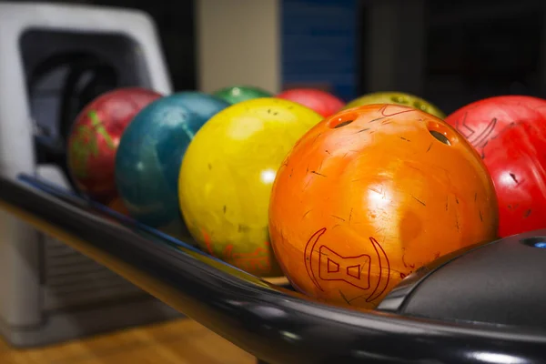 Stand Avec Des Boules Bowling Colorées Dans Club Pas Personnes Images De Stock Libres De Droits