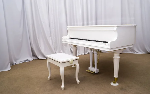 White Grand Piano Escenario Sala Conciertos — Foto de Stock