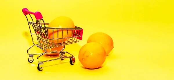 Naranjas Carrito Hierro Sobre Fondo Amarillo Conceptos Empresariales Alimentarios Saludables —  Fotos de Stock