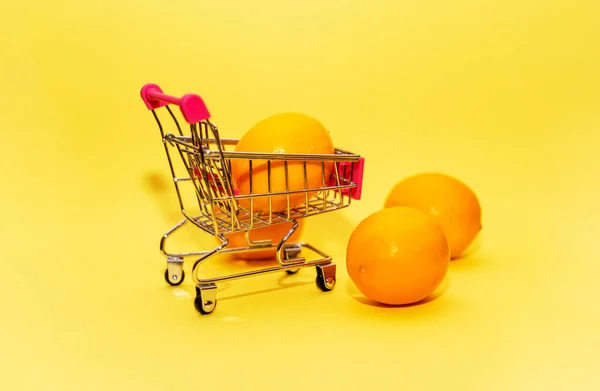 Naranjas Carrito Hierro Sobre Fondo Amarillo Conceptos Empresariales Alimentarios Saludables —  Fotos de Stock