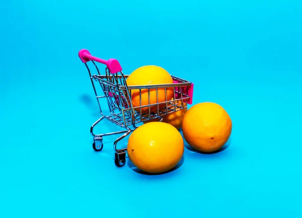 Naranjas Carrito Hierro Sobre Fondo Azul Conceptos Empresariales Alimentarios Saludables —  Fotos de Stock