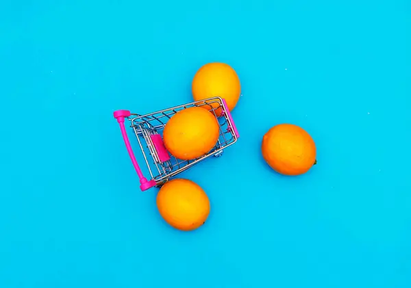 Naranjas Carrito Hierro Sobre Fondo Azul Conceptos Empresariales Alimentarios Saludables —  Fotos de Stock