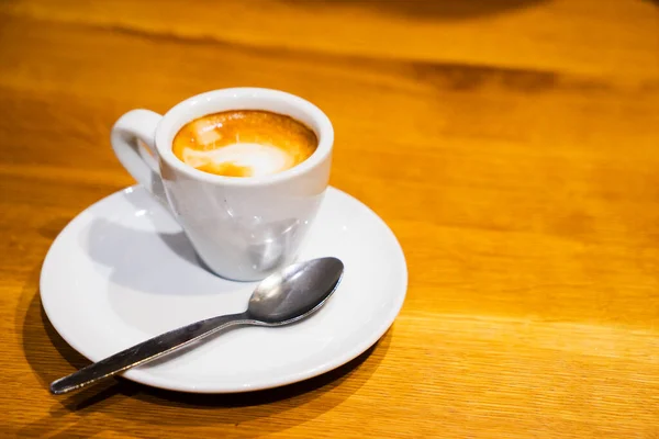 Una Taza Blanca Platillo Con Café Sobre Una Mesa Madera —  Fotos de Stock