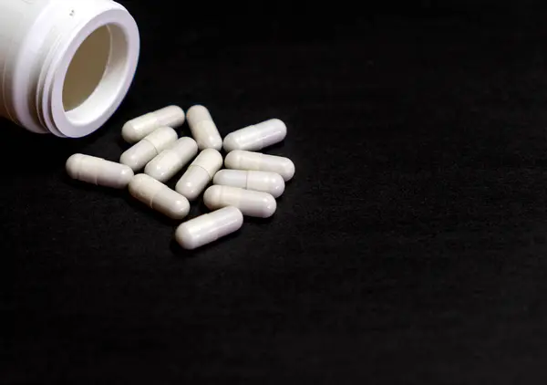 Fekete Alapon Kiömlött Tabletták Fehér Üvegből Mock Speciális Ajánlatok Mint — Stock Fotó