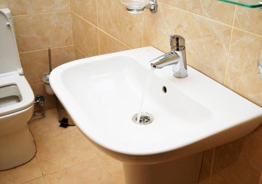 Spa salonunda beyaz lavabo ve havlu. banyo