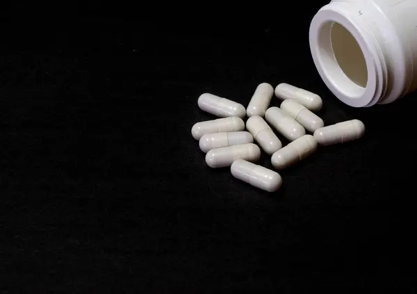 Fekete Alapon Kiömlött Tabletták Fehér Üvegből Mock Speciális Ajánlatok Mint — Stock Fotó