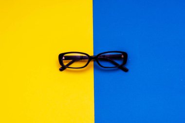 Mavi ve Sarı zemin üzerine siyah çerçeve gözlük