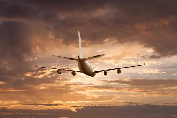Avion Volant Dessus Nuages Spectaculaires Pendant Coucher Soleil Lever Soleil Images De Stock Libres De Droits