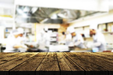 Boş, kahverengi ahşap masa üstü barı. Kafe mutfağı, restoran arka planı. Yaşam tarzı ve kutlama kavramları..