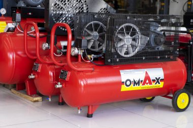 BAKU, AZERBAIJAN - 20 Mayıs 2022: Omax tarafından araba yıkama amaçlı yüksek basınçlı cihazlar mağazada satışta.