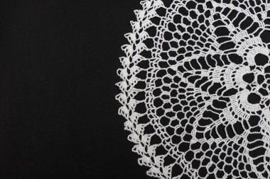 Siyah arka planda izole edilmiş el yapımı beyaz peçete.