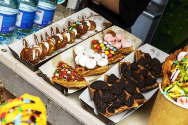 Çikolatalı waffle, meyve ve beyaz tabakta çeşitli dolgular..